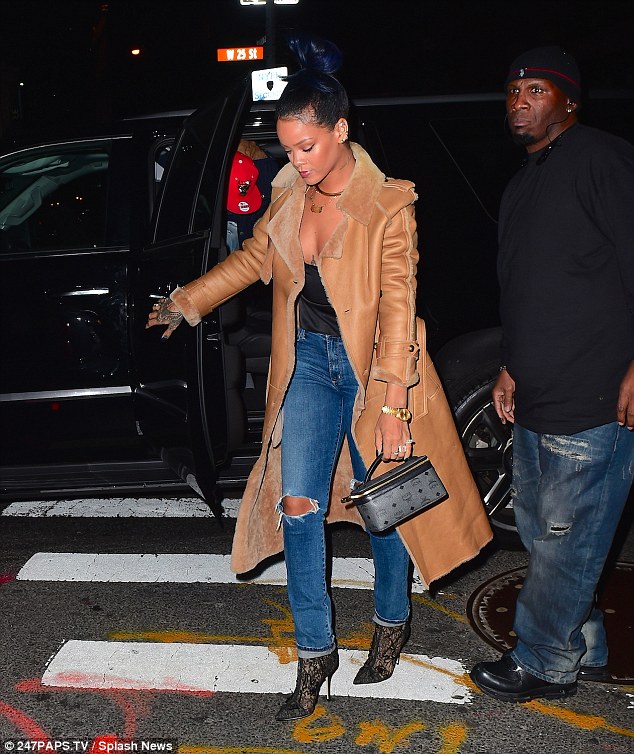 Mâu Thủy xách túi chục triệu đi thử trang phục cho VDFW - 9