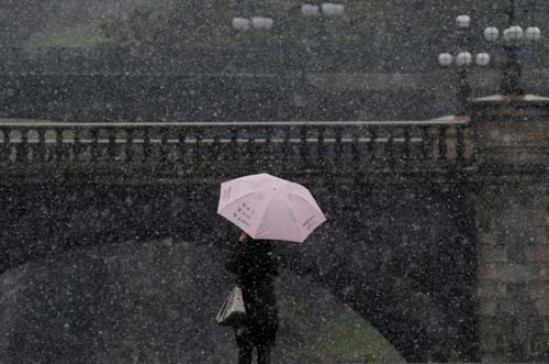 Lần đầu tiên trong 54 năm qua, tuyết rơi ở Tokyo vào tháng 11 - 3