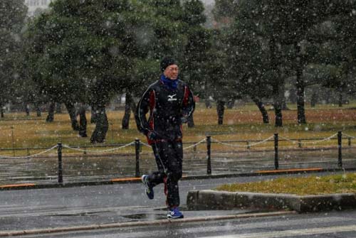 Lần đầu tiên trong 54 năm qua, tuyết rơi ở Tokyo vào tháng 11 - 4
