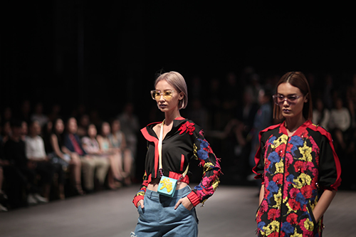 Dàn mẫu bị cấm diễn quot;tung hoànhquot; trên sàn diễn Tuần lễ Nhà thiết kế thời trang - 5