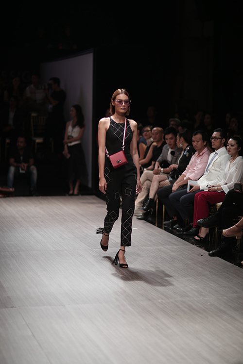Dàn mẫu bị cấm diễn quot;tung hoànhquot; trên sàn diễn Tuần lễ Nhà thiết kế thời trang - 10