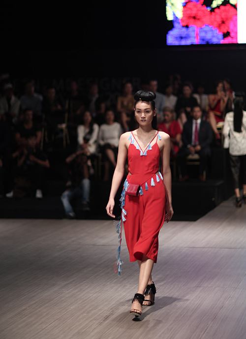 Dàn mẫu bị cấm diễn quot;tung hoànhquot; trên sàn diễn Tuần lễ Nhà thiết kế thời trang - 11