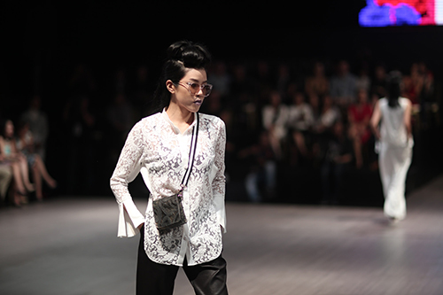 Dàn mẫu bị cấm diễn quot;tung hoànhquot; trên sàn diễn Tuần lễ Nhà thiết kế thời trang - 13
