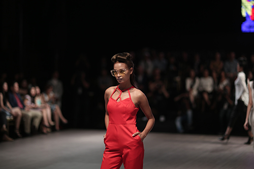 Dàn mẫu bị cấm diễn quot;tung hoànhquot; trên sàn diễn Tuần lễ Nhà thiết kế thời trang - 14