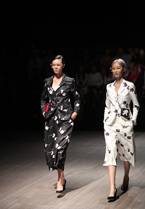 Dàn mẫu bị cấm diễn quot;tung hoànhquot; trên sàn diễn Tuần lễ Nhà thiết kế thời trang - 16