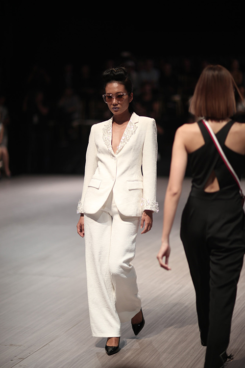 Dàn mẫu bị cấm diễn quot;tung hoànhquot; trên sàn diễn Tuần lễ Nhà thiết kế thời trang - 17