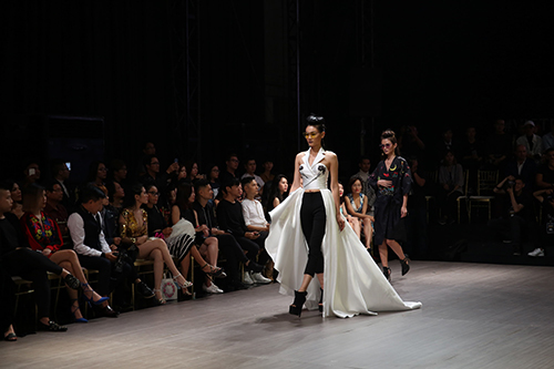Dàn mẫu bị cấm diễn quot;tung hoànhquot; trên sàn diễn Tuần lễ Nhà thiết kế thời trang - 18