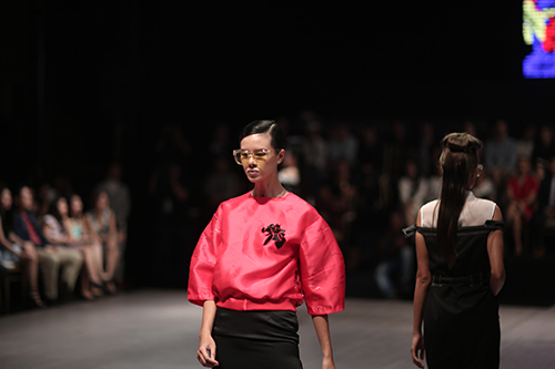 Dàn mẫu bị cấm diễn quot;tung hoànhquot; trên sàn diễn Tuần lễ Nhà thiết kế thời trang - 7