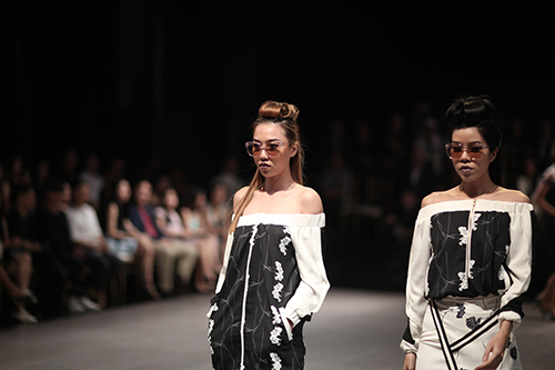 Dàn mẫu bị cấm diễn quot;tung hoànhquot; trên sàn diễn Tuần lễ Nhà thiết kế thời trang - 8