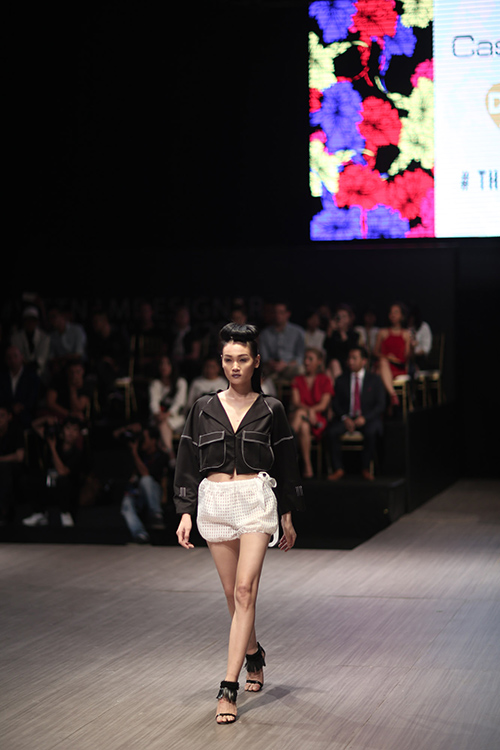 Dàn mẫu bị cấm diễn quot;tung hoànhquot; trên sàn diễn Tuần lễ Nhà thiết kế thời trang - 3