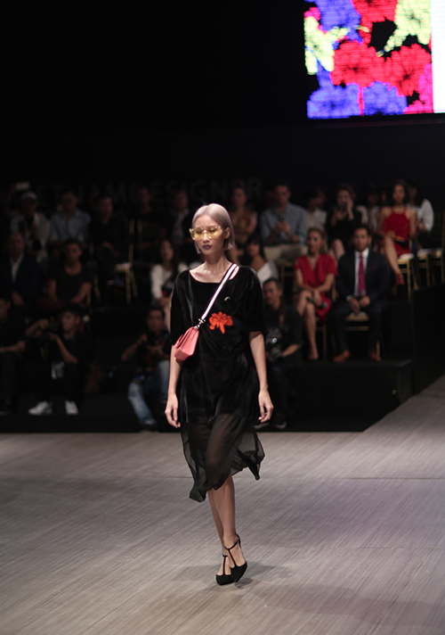 Dàn mẫu bị cấm diễn quot;tung hoànhquot; trên sàn diễn Tuần lễ Nhà thiết kế thời trang - 2