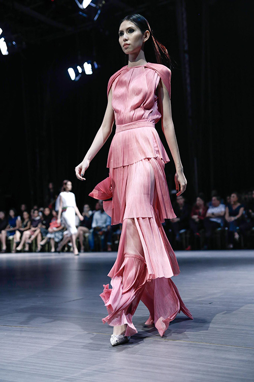 Thanh Hằng khoác áo voan quot;khủngquot; khoe cặp chân dài 1m12 đẹp không tì vết - 5