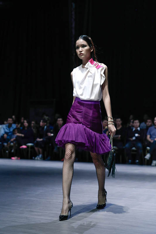 Thanh Hằng khoác áo voan quot;khủngquot; khoe cặp chân dài 1m12 đẹp không tì vết - 11