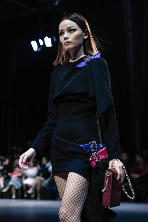 Thanh Hằng khoác áo voan quot;khủngquot; khoe cặp chân dài 1m12 đẹp không tì vết - 12