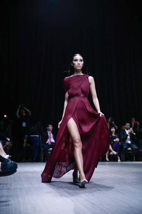 Thanh Hằng khoác áo voan quot;khủngquot; khoe cặp chân dài 1m12 đẹp không tì vết - 14