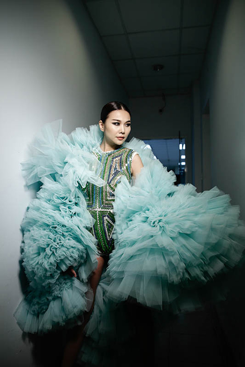 Thanh Hằng khoác áo voan quot;khủngquot; khoe cặp chân dài 1m12 đẹp không tì vết - 2