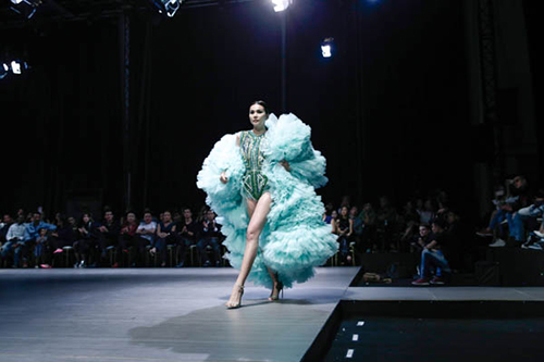 Thanh Hằng khoác áo voan quot;khủngquot; khoe cặp chân dài 1m12 đẹp không tì vết - 4