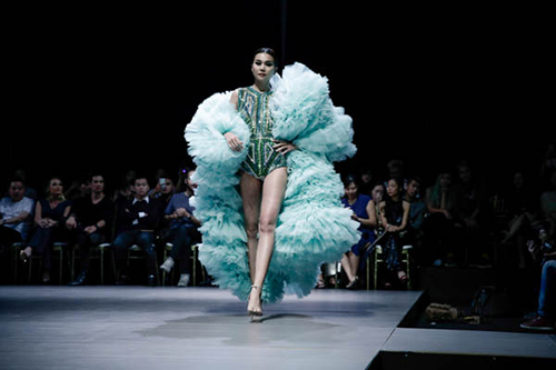 Thanh Hằng khoác áo voan quot;khủngquot; khoe cặp chân dài 1m12 đẹp không tì vết - 3