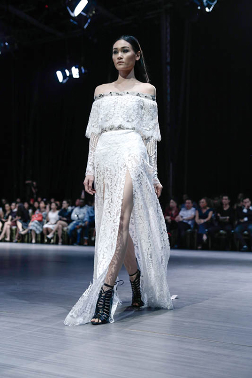 Thanh Hằng khoác áo voan quot;khủngquot; khoe cặp chân dài 1m12 đẹp không tì vết - 10