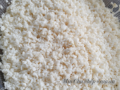 Xôi sắn ruốc rưới mỡ hành nóng hổi, dẻo ngon thế này là cùng! - 2