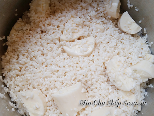 Xôi sắn ruốc rưới mỡ hành nóng hổi, dẻo ngon thế này là cùng! - 4