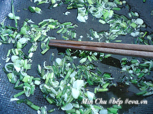 Xôi sắn ruốc rưới mỡ hành nóng hổi, dẻo ngon thế này là cùng! - 5