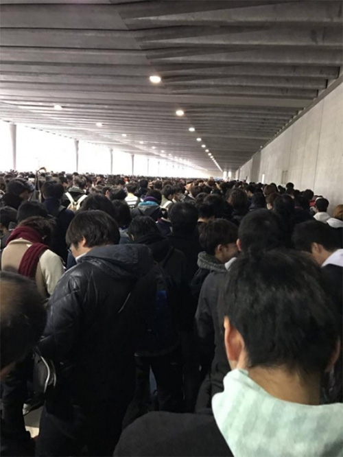 Lý do gì khiến đàn ông Nhật Bản xếp hàng dài 4km chỉ để bắt tay cô gái 9x này? - 7