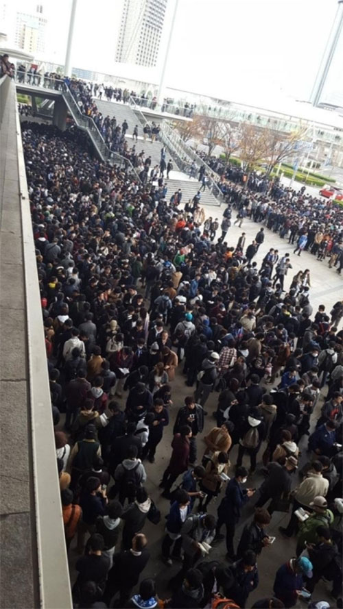 Lý do gì khiến đàn ông Nhật Bản xếp hàng dài 4km chỉ để bắt tay cô gái 9x này? - 8