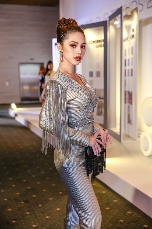 Không phải Ngọc Trinh, cô gái 19 tuổi môi dày này đang làm mưa làm gió thảm đỏ Việt - 9