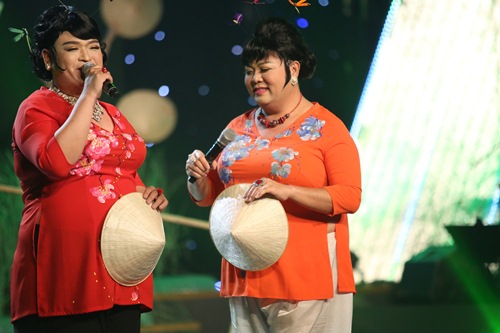 Ngọc Sơn bối rối vì bị quot;hai cô tiênquot; mập mạp cưỡng hôn - 5