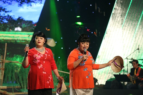 Ngọc Sơn bối rối vì bị quot;hai cô tiênquot; mập mạp cưỡng hôn - 2