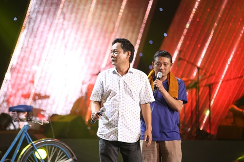 Ngọc Sơn bối rối vì bị quot;hai cô tiênquot; mập mạp cưỡng hôn - 8