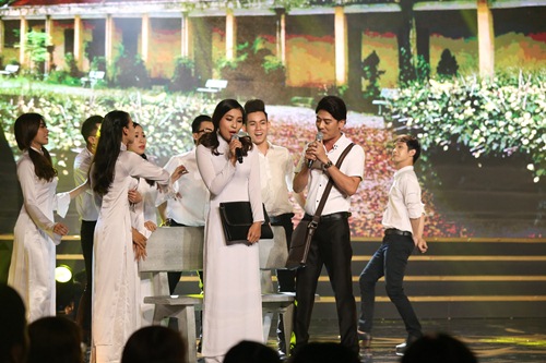 Ngọc Sơn bối rối vì bị quot;hai cô tiênquot; mập mạp cưỡng hôn - 6