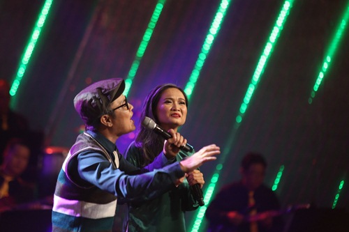 Ngọc Sơn bối rối vì bị quot;hai cô tiênquot; mập mạp cưỡng hôn - 9