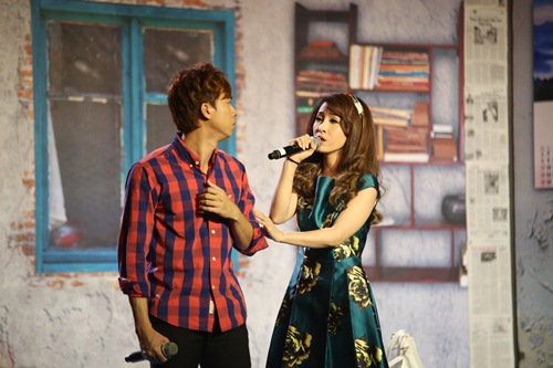 Ngọc Sơn bối rối vì bị quot;hai cô tiênquot; mập mạp cưỡng hôn - 13