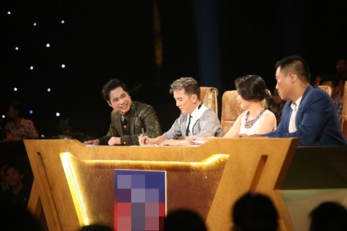 Ngọc Sơn bối rối vì bị quot;hai cô tiênquot; mập mạp cưỡng hôn - 1