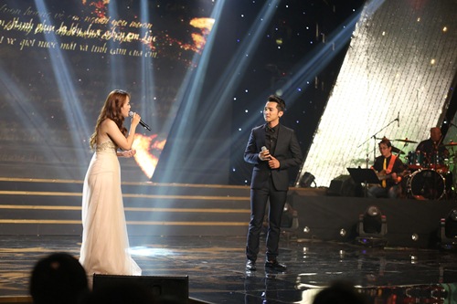 Ngọc Sơn bối rối vì bị quot;hai cô tiênquot; mập mạp cưỡng hôn - 11