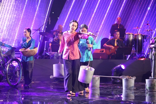 Ngọc Sơn bối rối vì bị quot;hai cô tiênquot; mập mạp cưỡng hôn - 10