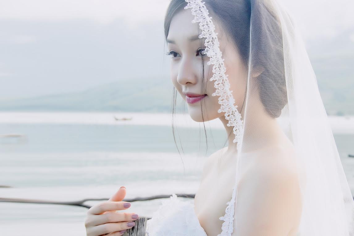 Nàng thơ xứ Huế hoá thân thành cô dâu đơn độc trên biển vắng - 7