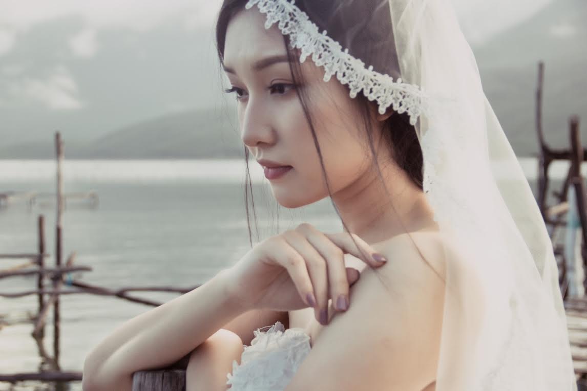 Nàng thơ xứ Huế hoá thân thành cô dâu đơn độc trên biển vắng - 1