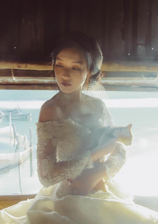 Nàng thơ xứ Huế hoá thân thành cô dâu đơn độc trên biển vắng - 2