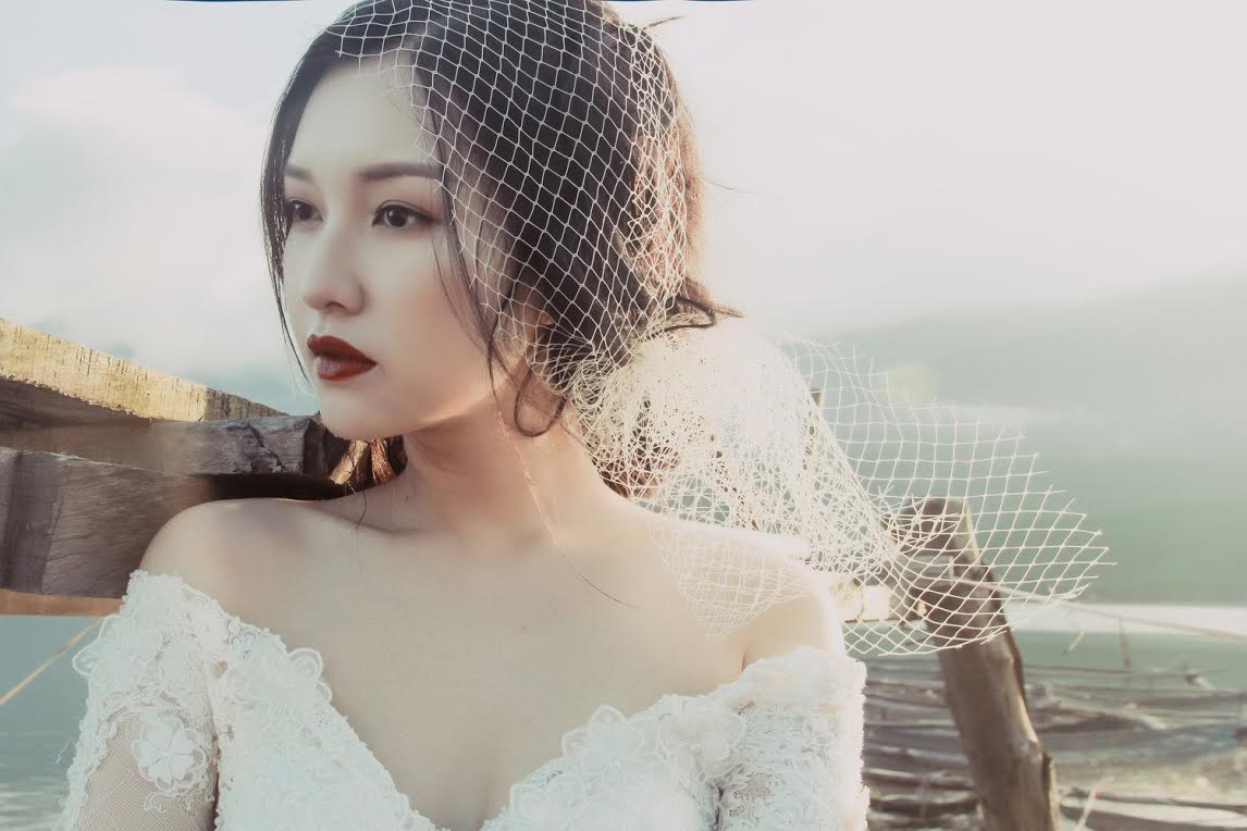 Nàng thơ xứ Huế hoá thân thành cô dâu đơn độc trên biển vắng - 4