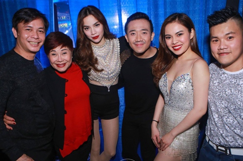 Bạn trai đại gia tháp tùng Hồ Ngọc Hà chạy show tại Mỹ - 1