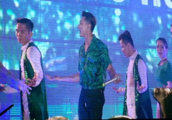 Muôn vàn sự cố thời trang khiến sao Việt quot;ngượng chín mặtquot; - 15