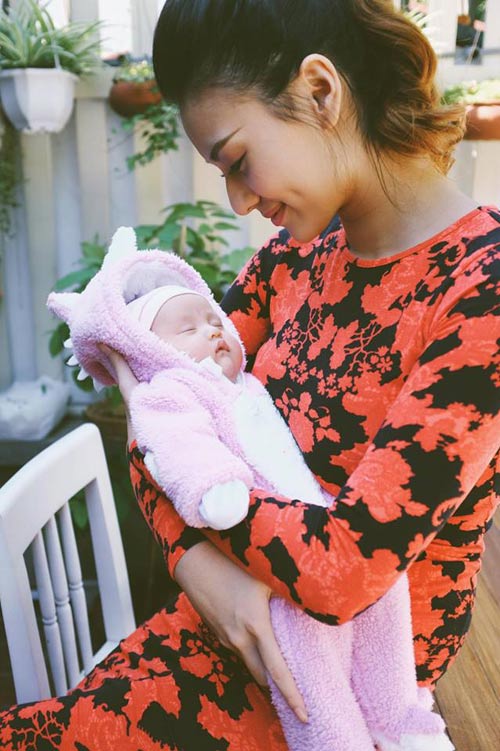 3 mỹ nhân Việt vừa sinh con năm 2016: Kẻ lung linh, người xuống sắc - 9
