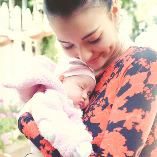 3 mỹ nhân Việt vừa sinh con năm 2016: Kẻ lung linh, người xuống sắc - 10