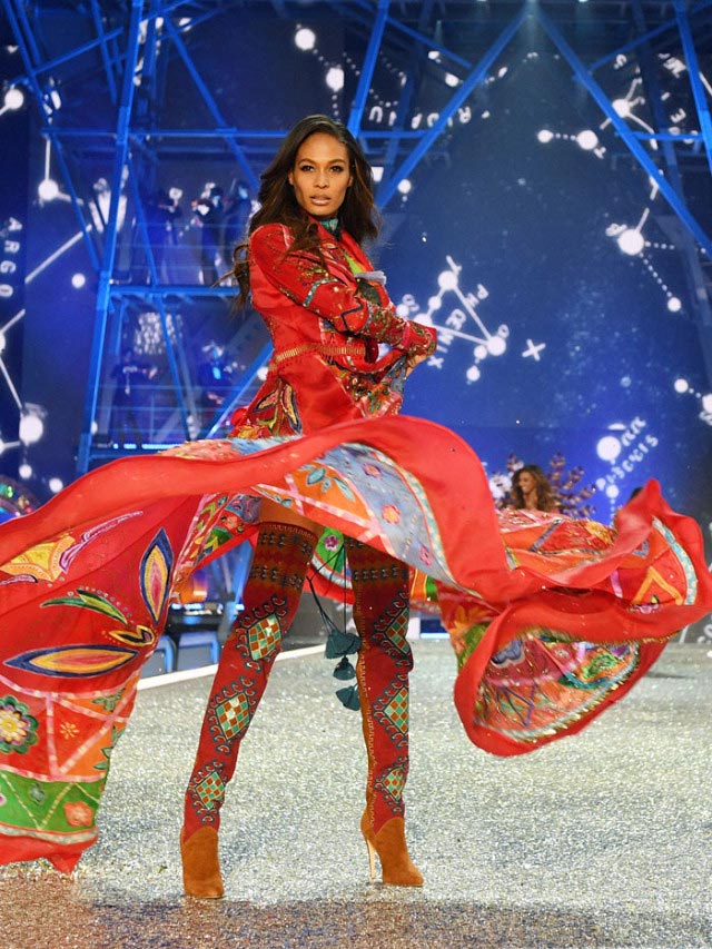 Victoria#039;s Secret Show 2016: quot;Nổi da gàquot; vì sức nóng như núi lửa phun trào của dàn thiên thần nội y - 5