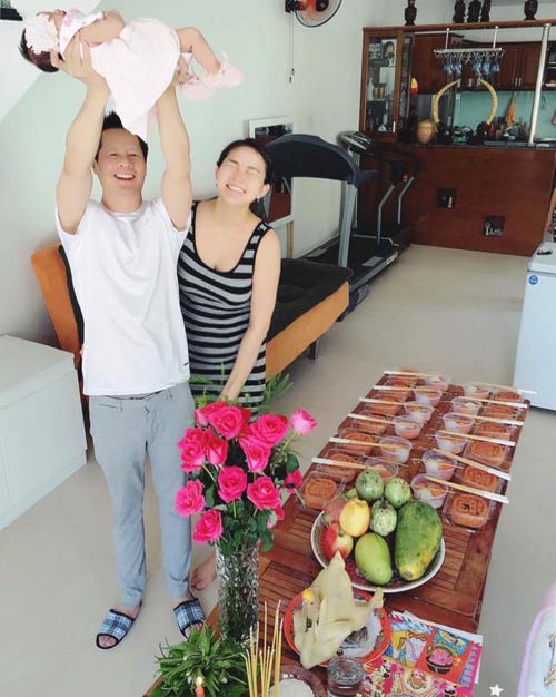 Sao Việt 24h qua: Hình ảnh chân thực của ông xã Ốc Thanh Vân bên con gái vào ngày mới - 13