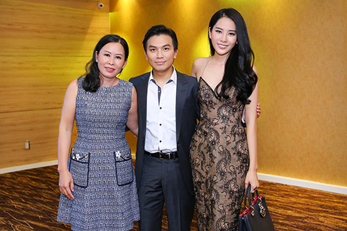 Nam Em đẹp ngọt ngào, hạnh phúc khi được Mạnh Quỳnh ôm eo - 4