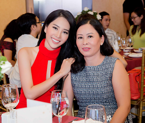 Nam Em đẹp ngọt ngào, hạnh phúc khi được Mạnh Quỳnh ôm eo - 9